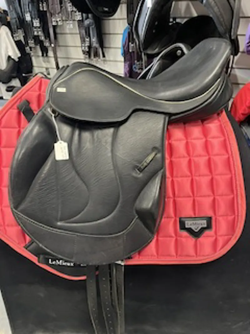 Sue Carson 18 inch Jump Saddle Black MW-1